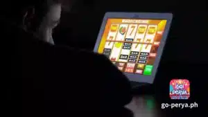 Ang mga slot machine at video poker games ay may maraming pagkakatulad. Una, hindi tulad ng maraming iba pang mga laro sa casino