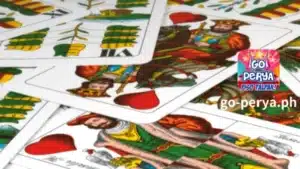 Ang Spanish suit playing cards ay isang subtype ng Latin suit playing cards. Ito ay halos kapareho sa Italian suit deck, at may ilang maliit na pagkakatulad sa French suit deck. Ito ay ginagamit sa maraming laro, kadalasang nagmumula sa Espanya, Italya o maging sa France. Sikat pa rin sila sa mga bahaging ito ng mundo, ngunit sikat din sa Go Perya Casino Philippines at maging sa ilang bahagi ng Northern Philippines.